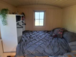 Hill Top Hideaway Shepherds Hut with Hot Tub - Woodham Mortimer - 4