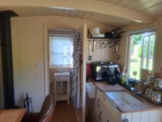Hill Top Hideaway Shepherds Hut with Hot Tub - Woodham Mortimer - 3