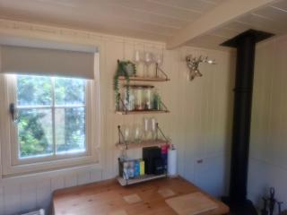 Hill Top Hideaway Shepherds Hut with Hot Tub - Woodham Mortimer - 2