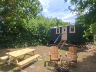 Hill Top Hideaway Shepherds Hut with Hot Tub - Woodham Mortimer - 9