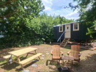 Hill Top Hideaway Shepherds Hut with Hot Tub - Woodham Mortimer - 0