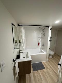 Cozy Private Bachelor Unit King Size bed - Riverview - 8