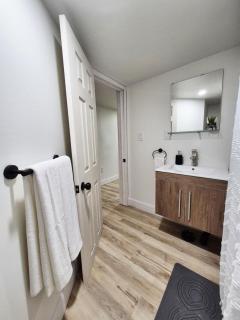 Cozy Private Bachelor Unit King Size bed - Riverview - 4