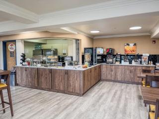 Super 8 by Wyndham High River AB - High River - 3