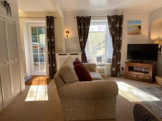Dolphin Cottage - 9