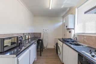 8 Bed Contractor Family Stays Free Private Parking - 6