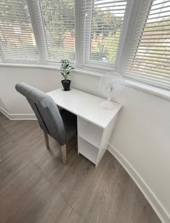 8 Bed Contractor Family Stays Free Private Parking - 3