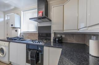 8 Bed Contractor Family Stays Free Private Parking - 2