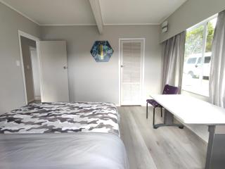 Wast area 3 bedroom home at Massey - Auckland - 2