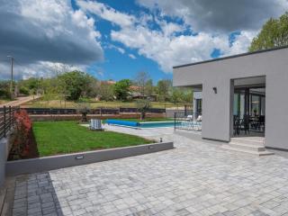 Villa in upani i with swimming pool - Ružići - 9