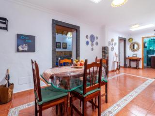 Charming Getaway with Jacuzzi & Views - Moya - 9