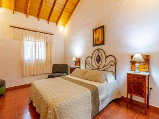 Charming Getaway with Jacuzzi & Views - Moya - 7