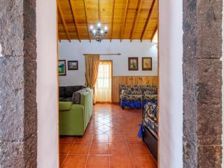 Charming Getaway with Jacuzzi & Views - Moya - 5