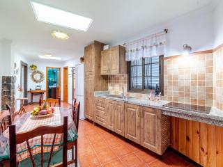 Charming Getaway with Jacuzzi & Views - Moya - 8