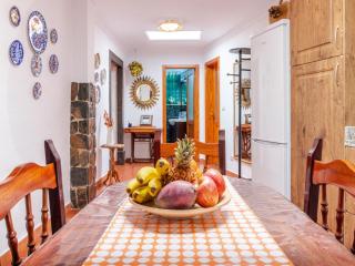 Charming Getaway with Jacuzzi & Views - Moya - 1