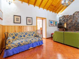 Charming Getaway with Jacuzzi & Views - Moya - 3