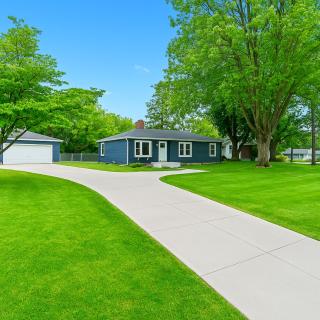 New! Private Lakefront Retreat 3BR 2BA Game Room - - 9