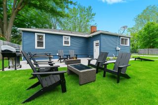 New! Private Lakefront Retreat 3BR 2BA Game Room - - 4