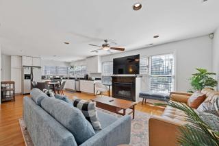 Old Town 3bd 3ba Coach House, Garage Parking Incl - Chicago - 2
