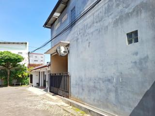 Mas Klimis Guesthouse Pakuwon Mall Mitra RedDoorz - Kejayan - 2
