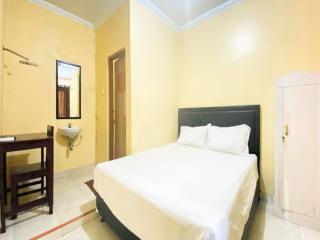 Mas Klimis Guesthouse Pakuwon Mall Mitra RedDoorz - Kejayan - 0