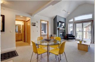 Mountain Views Balcony and Free Parking - Canmore - 0
