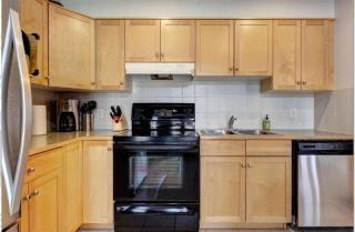 Mountain Views Balcony and Free Parking - Canmore - 1
