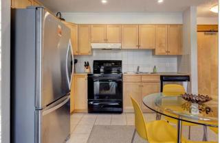 Mountain Views Balcony and Free Parking - Canmore - 3