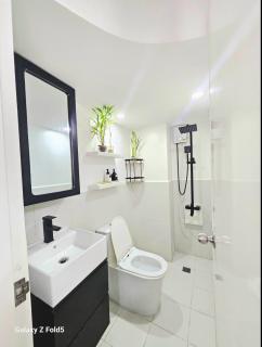 AURUM HOLISTAY DECA HOMES 2BR UNIT with FREE CAR PARK - Manila - 1
