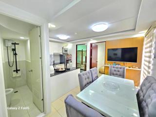 AURUM HOLISTAY DECA HOMES 2BR UNIT with FREE CAR PARK - Manila - 0