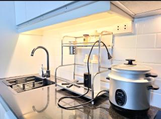 AURUM HOLISTAY DECA HOMES 2BR UNIT with FREE CAR PARK - Manila - 4