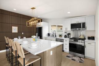 Stylish 5 Bedroom Villa with Pool near Disney - Luxury Family Retreat - Anaheim - 0