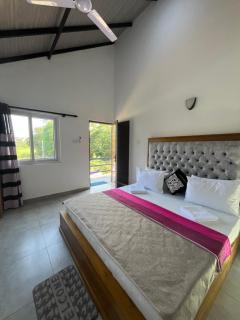 Royal Crown Residency Hotel - Talawatugoda - 4