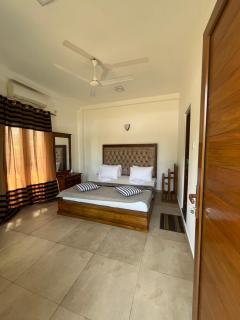 Royal Crown Residency Hotel - Talawatugoda - 3