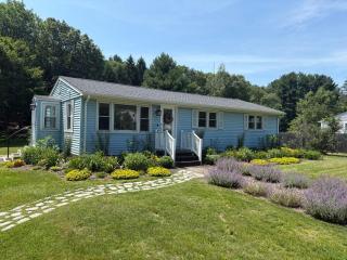 Stay a While in Niantic, Comfort by the Coast - 2