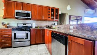 4 Bedroom & 3 Bathroom Ocean View Villa - Playa Hermosa - 8