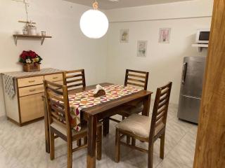 Studio apartment in split level bungalow with pool access - 6