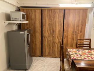 Studio apartment in split level bungalow with pool access - 2