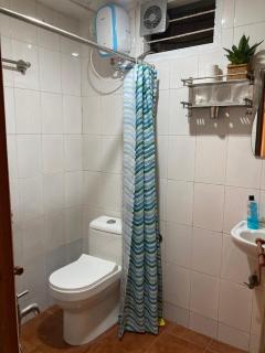 Studio apartment in split level bungalow with pool access - 1
