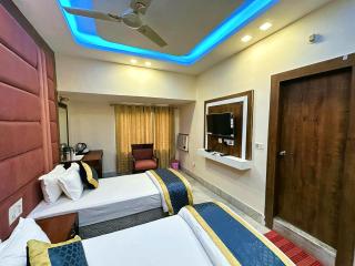Hotel The Taj ! Darbar Near Mahabodhi Temple & Bodhi Tree 500m - Lift- Restaurant and Parking Facilities- Fully Air Conditioned Hotel - Best Hotel In Bodh Gaya - Bodh Gaya - 1