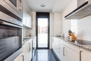 Quiet modern 2 bed apartment with Balcony, Pool and Free Parking - 5