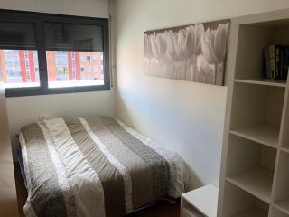 Quiet modern 2 bed apartment with Balcony, Pool and Free Parking - 1