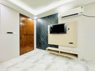Hotel Grand Villa Near By IGI Ariport - New Delhi - 1