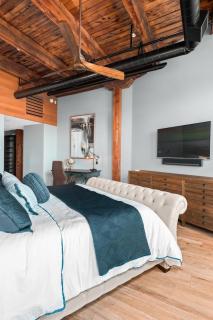 Exquisite One-of-a-Kind 3BDR Penthouse Condo in Downtown TC - Traverse City - 3