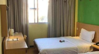 7 Days Inn Huanggang Luotian Hedong Street Dabieshan Food Plaza - Luotian - 3