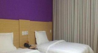 7 Days Inn Huanggang Luotian Hedong Street Dabieshan Food Plaza - Luotian - 1