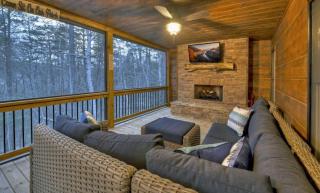 Smores Cabin Gas fireplace firepit hot tub comfy beds - 8