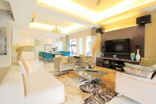 A Chic 4BR Oasis with Gazebo Your Dream Getaway - Cheras - 9
