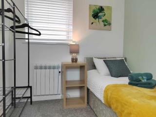 Contractors Welcome to Chantry close stay! - Peterborough - 0
