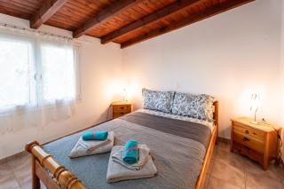 Cozy Beachfront Cottage with Sea Loungers & Outdoor Shower near Eretria - Eretria - 0